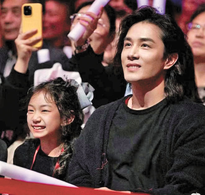 ■戚薇的丈夫李承鉉與女兒Lucky。網上圖片