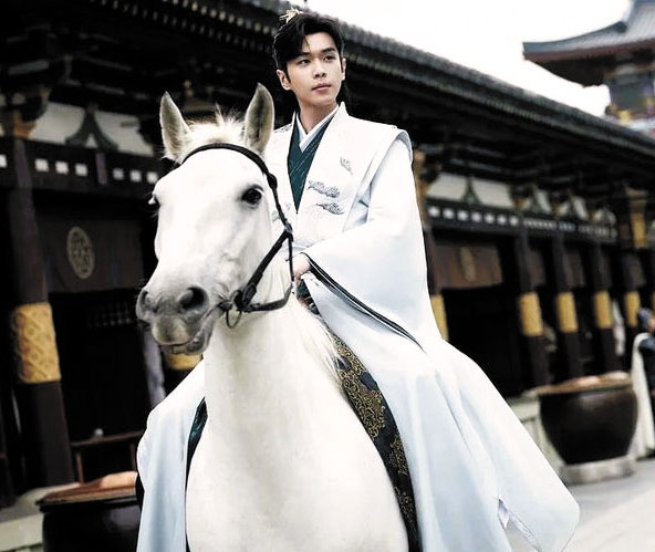 張若昀曝光《慶餘年3》殺青照。網上圖片