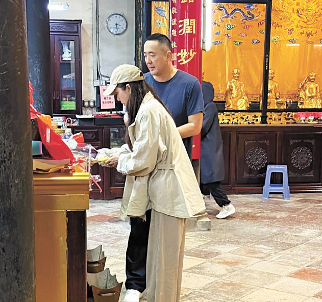 曾黎和男友王子鳴一同祈福。網上圖片