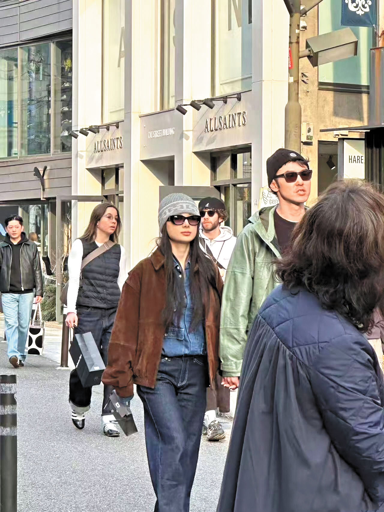 阮經天與女友漫步東京。網上圖片