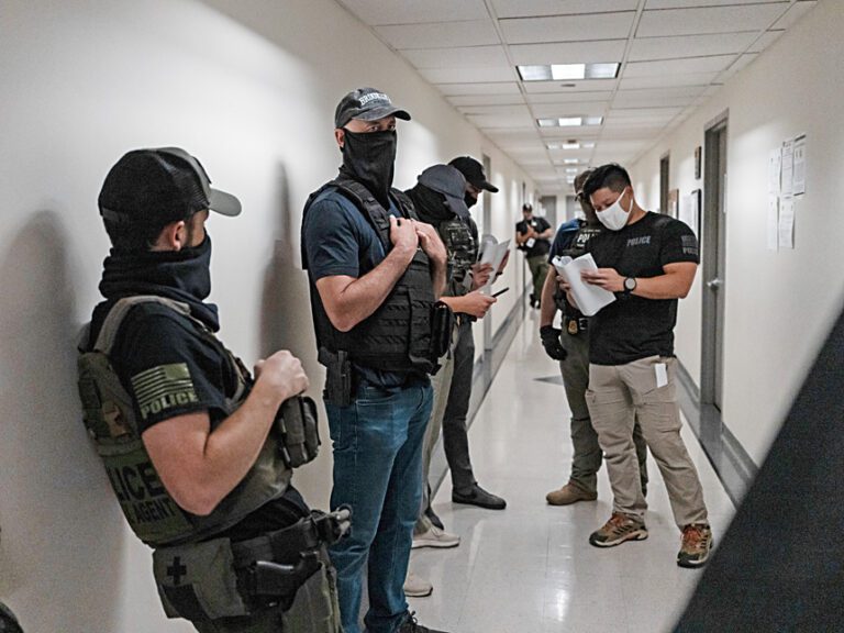 特朗普政府過去一年在法院聽證會後拘留數千名移民。 Todd Heisler/紐約時報