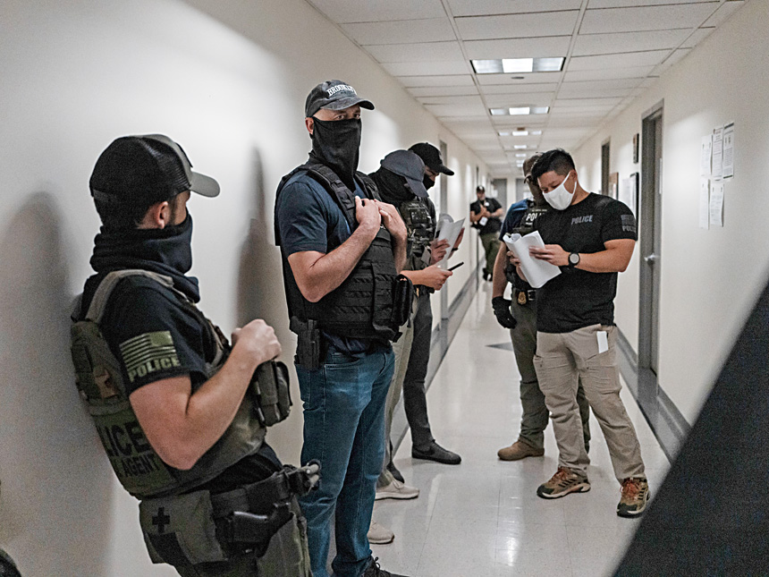 特朗普政府過去一年在法院聽證會後拘留數千名移民。 Todd Heisler/紐約時報