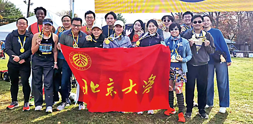 北大校友龍舟隊部分隊員合影。 主辦方提供