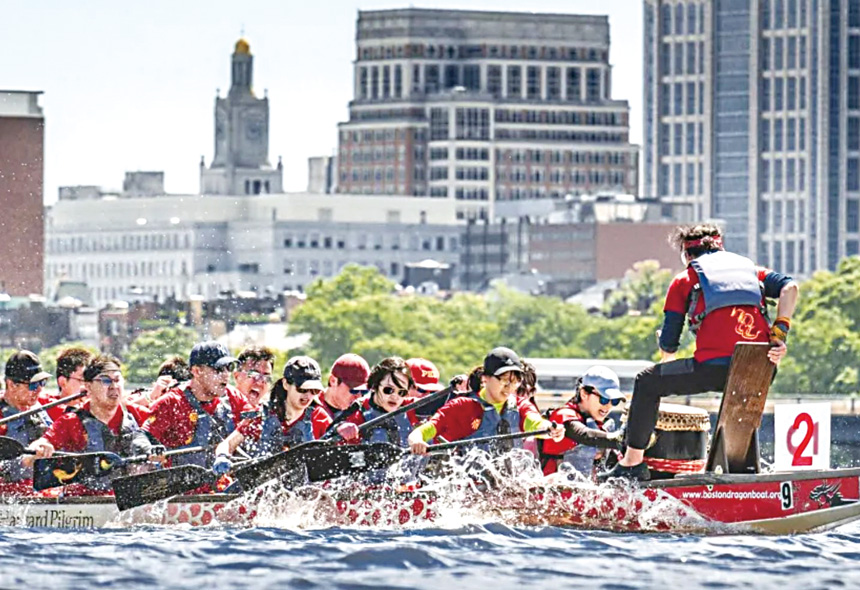 北大校友龍舟隊在比賽中。