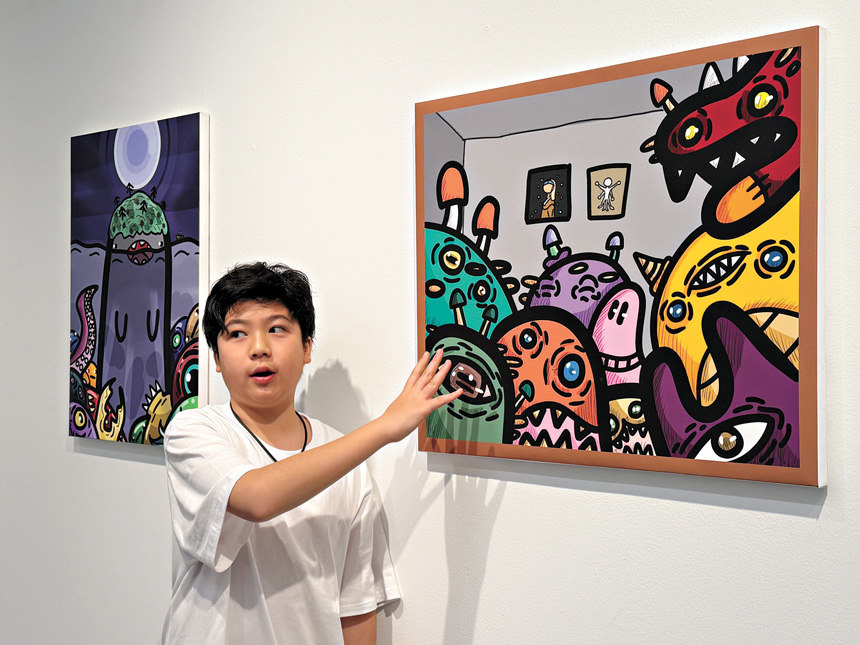 13歲的葉睿濬現場介紹自己的畫作心得頭頭是道。