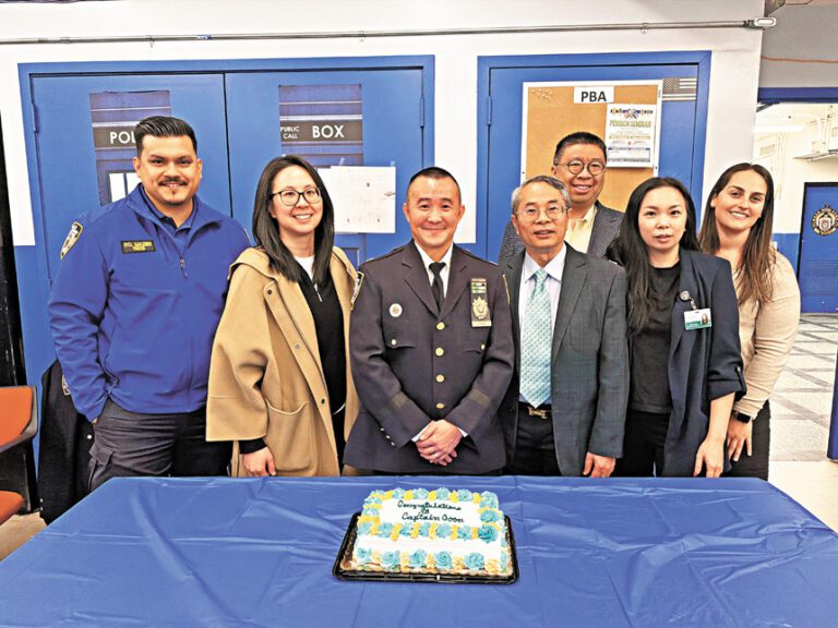 122分局長阮俊傑警監和道賀的華裔社區代表。