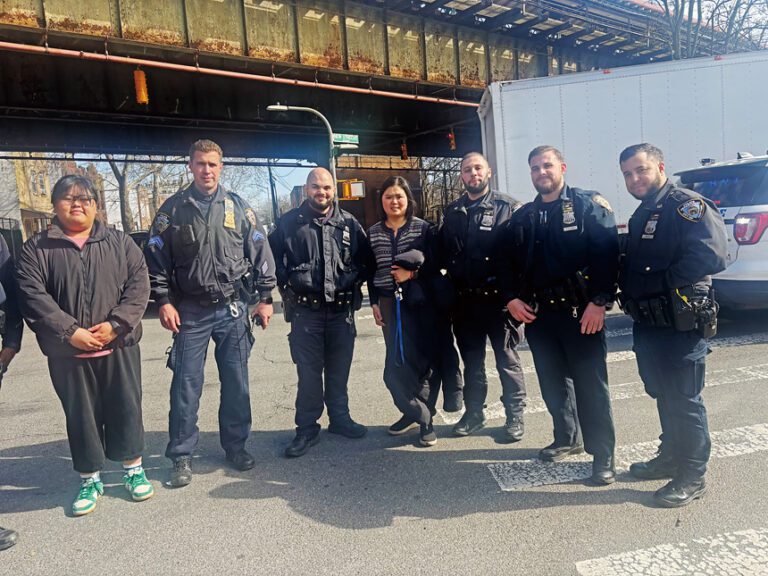 黃妮可(中)與25日與部分施救警員合影。 紐約親子互助會提供