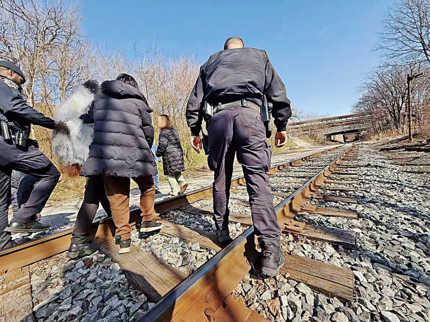 趙女士25日經眾人勸說後被送醫治療。紐約親子互助會提供