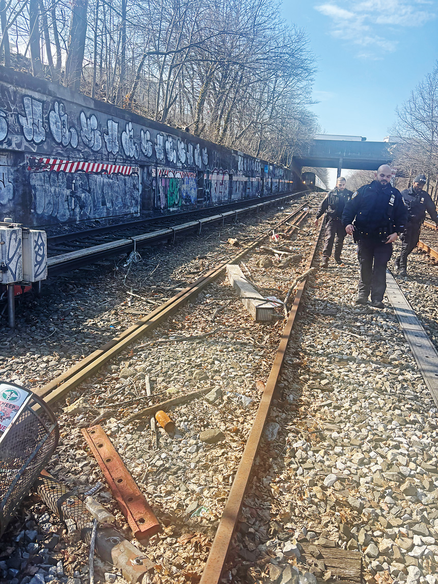 市警62分局警員趕至事發地鐵站。   紐約親子互助會提供