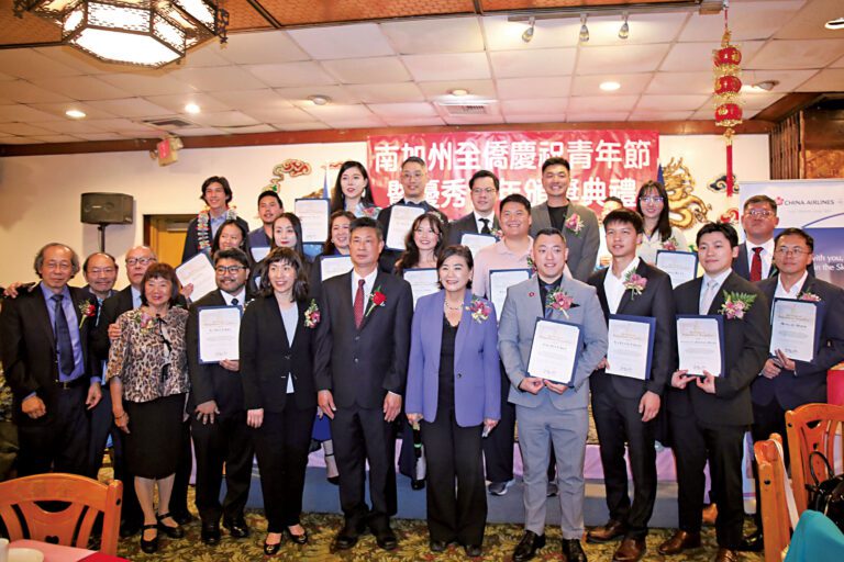 南加州全僑各界慶祝青年節暨優秀青年頒獎典禮嘉賓大合照。主辦方提供