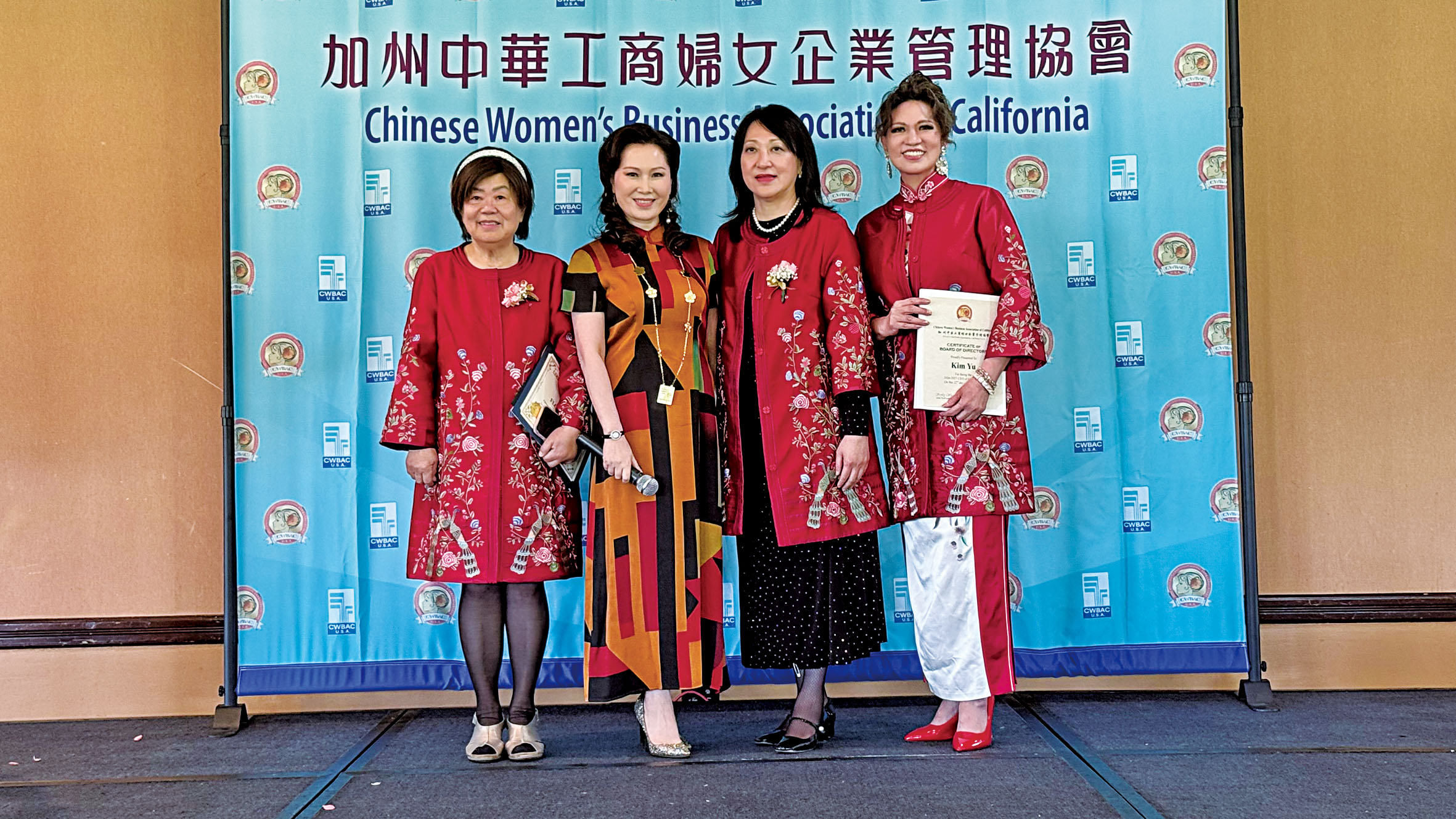 任菲比 (右2) 為鄔素斐(左2)佩戴協會榮耀項鍊。記者陸新攝