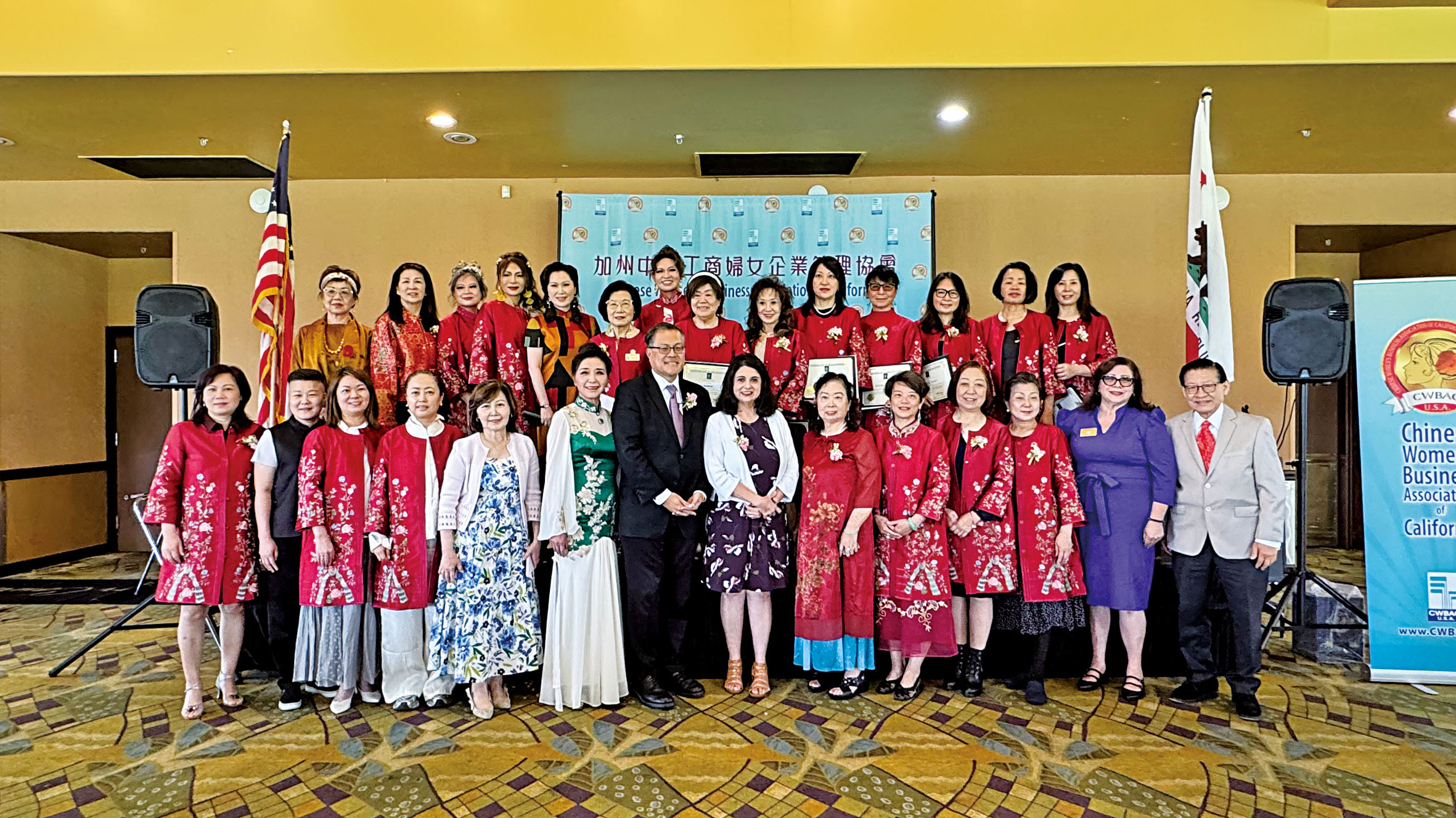 協會理事會成員、會員與民選官員大合照。記者陸新攝