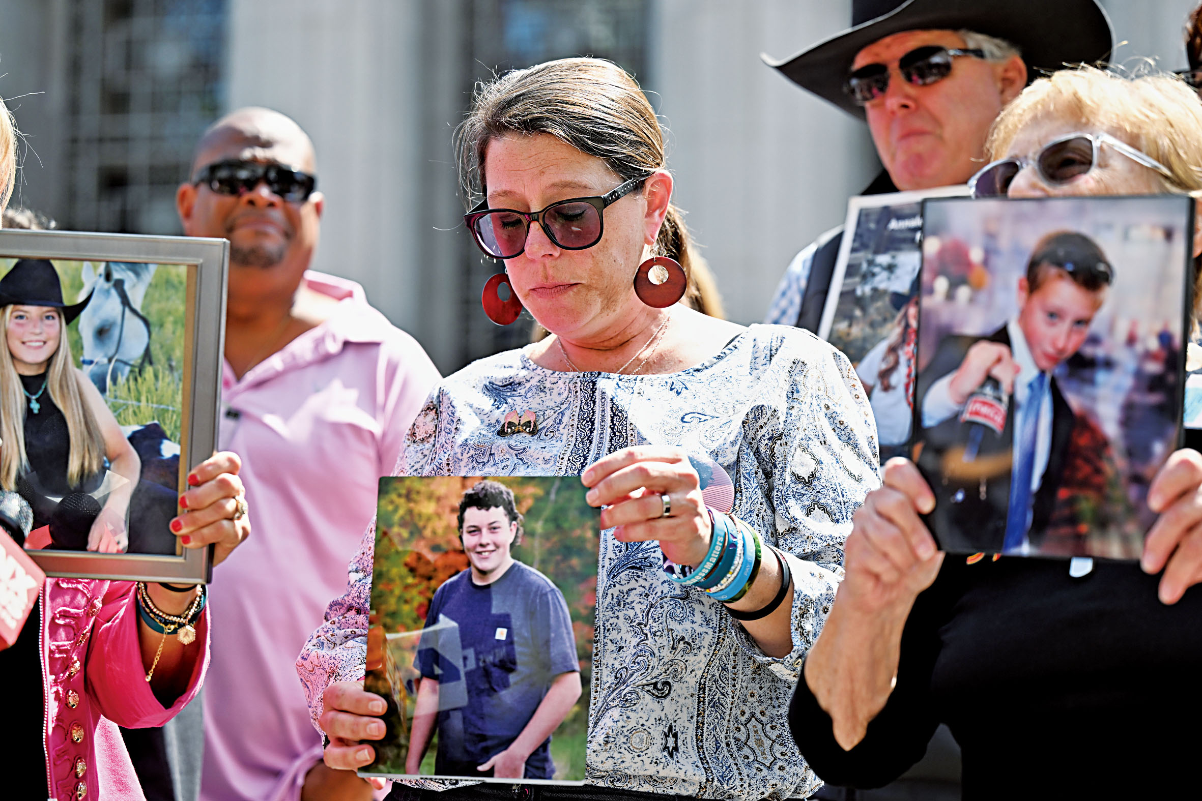 在洛杉磯高等法院外,原告之一的瑪麗·羅迪手持兒子萊利的照片。 美聯社