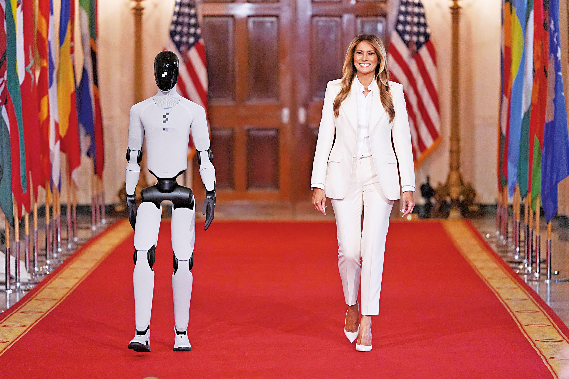 梅蘭妮亞·特朗普與機器人出席「攜手共創未來全球聯盟高峰會」。美聯社