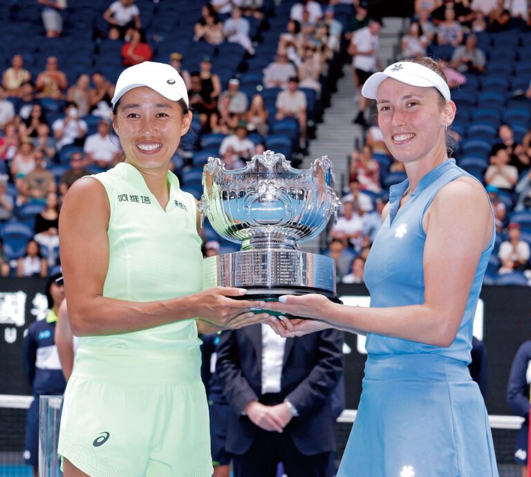 張帥與梅爾滕斯配合默契，此前在澳洲網球公開賽女雙決賽中奪得冠軍。新華社