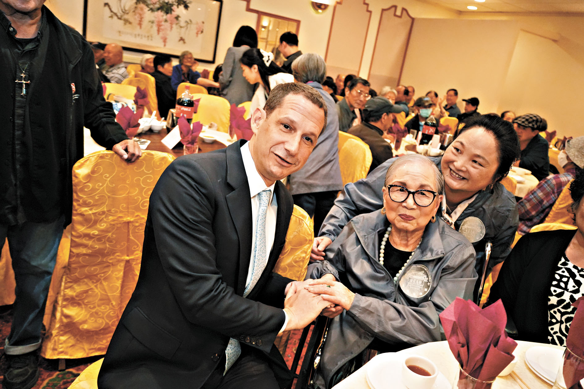 羅偉市長慰問李鄭祝婆婆。記者黃偉江攝