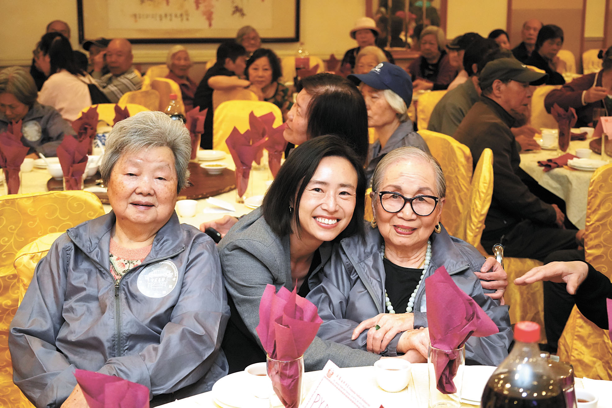 陳詩敏慰問李鄭祝婆婆(右)。記者黃偉江攝