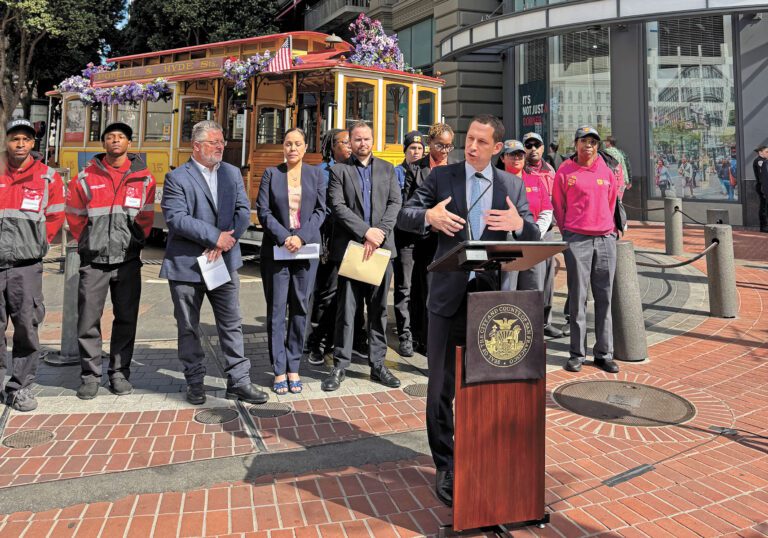 羅偉周三宣佈「三藩市市中心發展組織」（DDC）將提供資金，避免中斷市中心觀光區的大使服務。市長辦公室提供