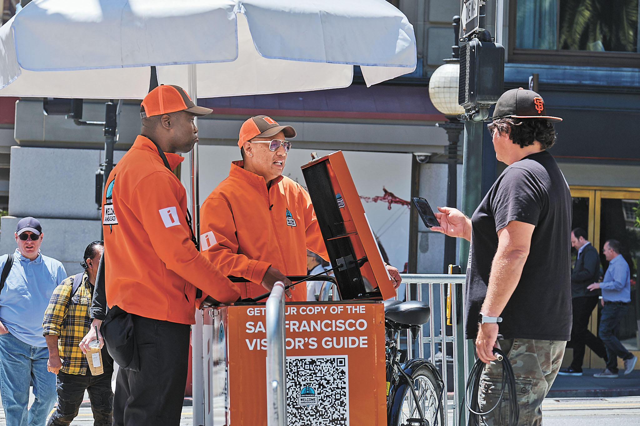 市中心觀光區的大使為遊客提供訊息。本報資料圖