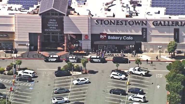 警方封鎖商場排查。KTVU電視畫面