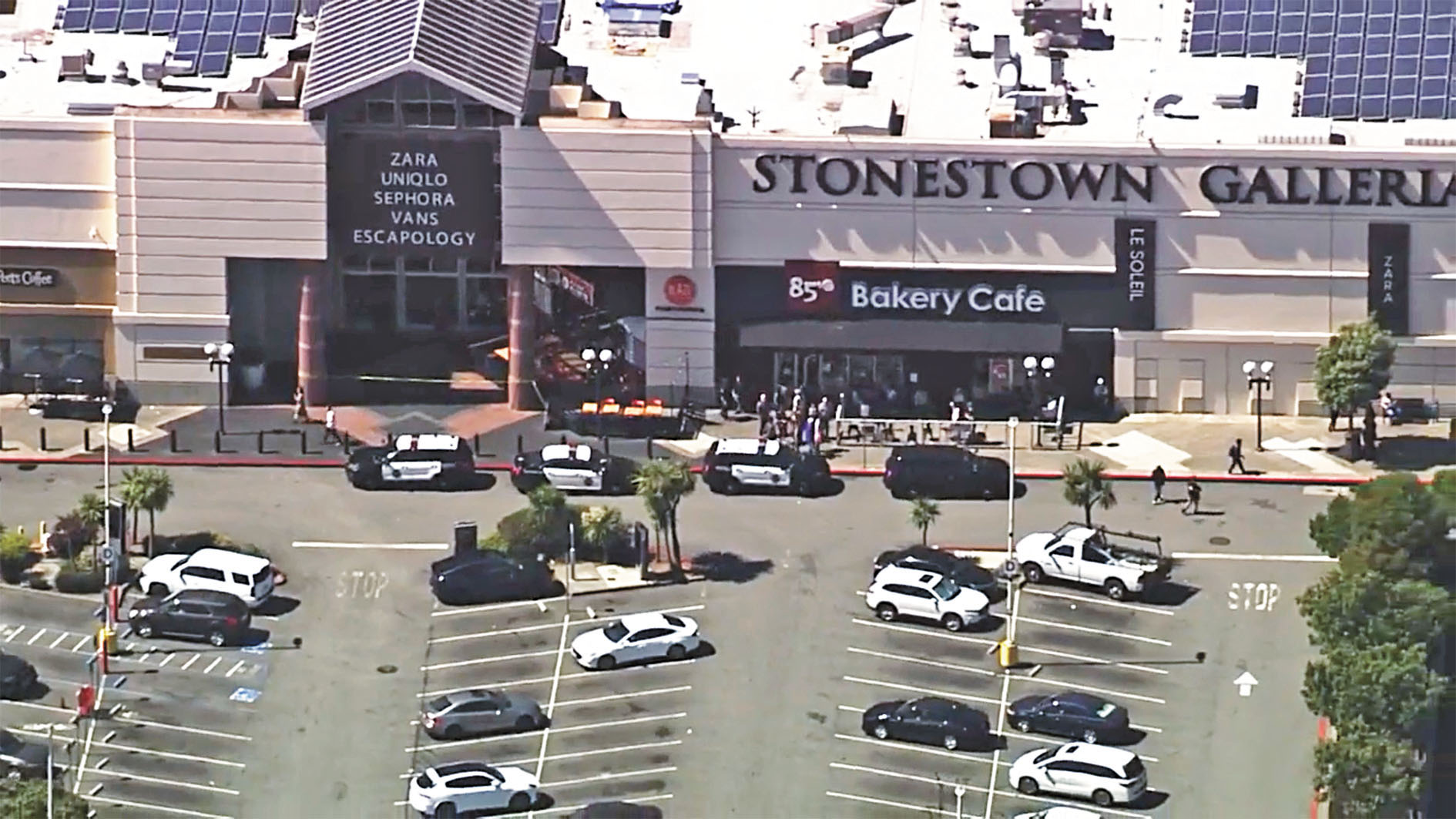 警方封鎖商場排查。KTVU電視畫面