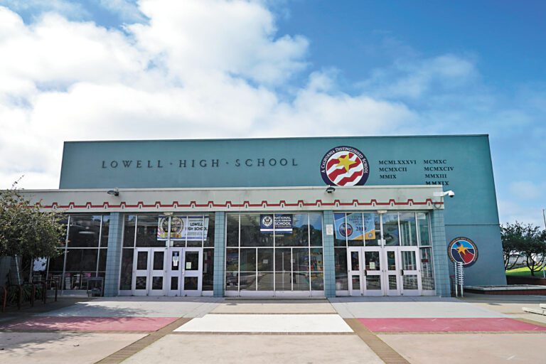 涉嫌發生性別歧視的洛威爾高中（Lowell）。美聯社資料圖