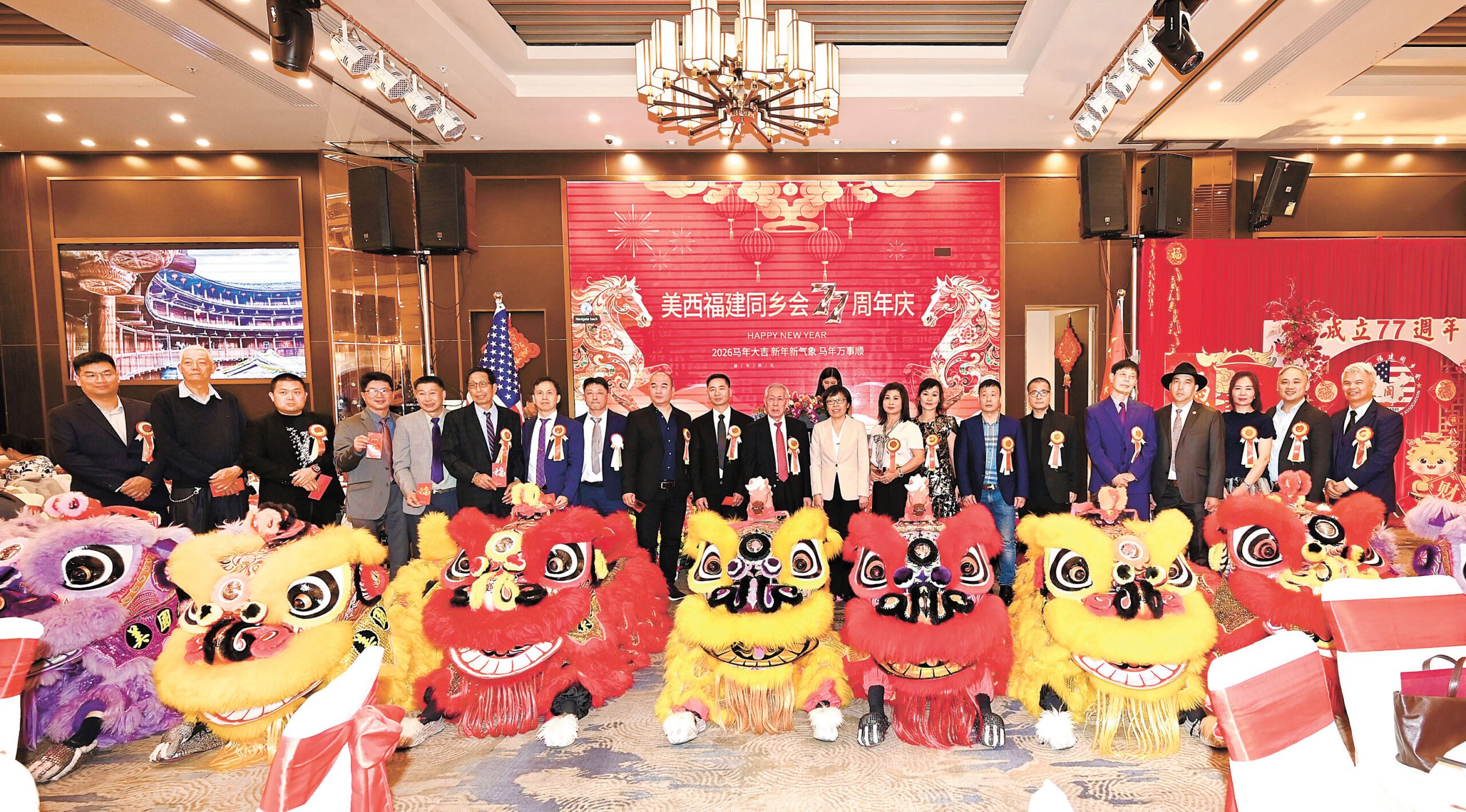 中領館官員、美西福建同鄉會首長、特別嘉賓共同為醒獅點睛及簪花掛紅。馬紅兵攝