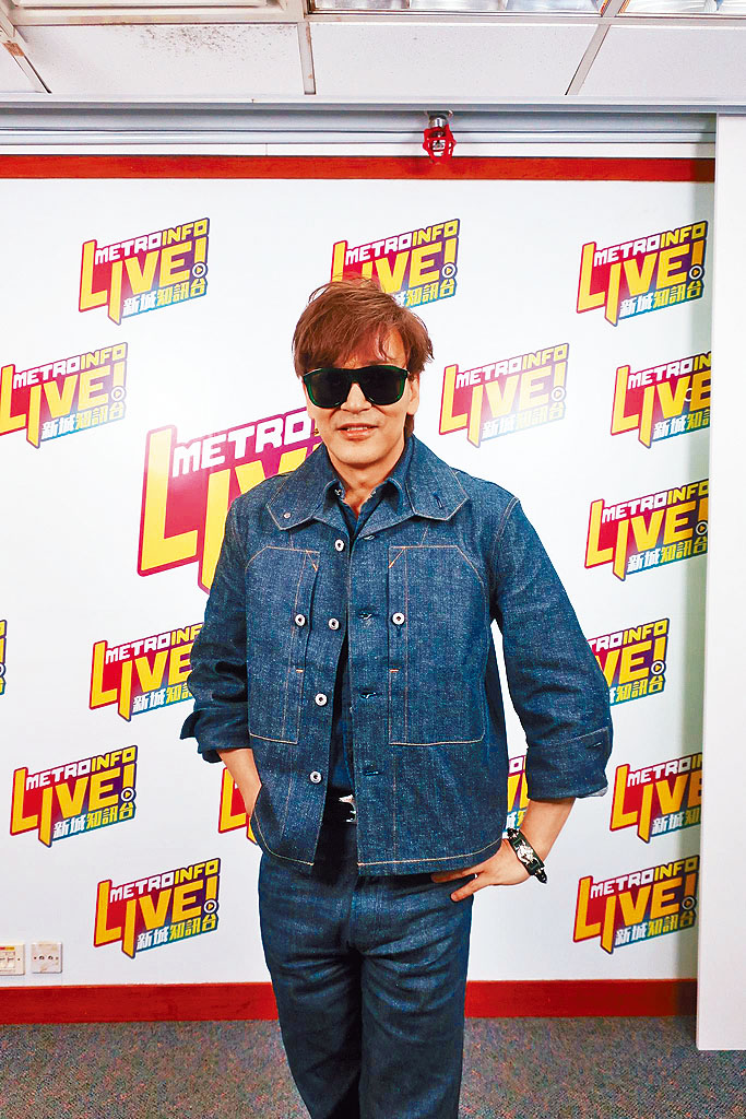 對於太早登演唱會廣告牌，東東直言失策。