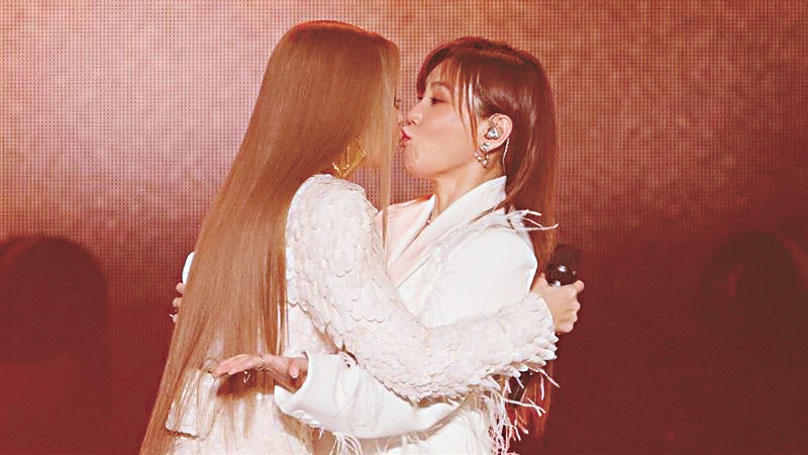 A-lin和李佳薇在台上親吻。網上圖片