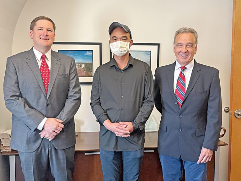 黎保利律師樓兩位律師和李先生向記者講述案情。