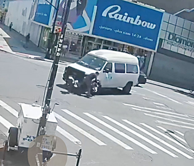 視頻清楚顯示停在交通燈前的小貨車突然左轉撞倒李先生。