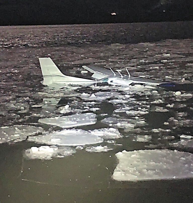 飛機當時墜入冰面後受損嚴重並迅速下沉。Middle Hope消防局圖片