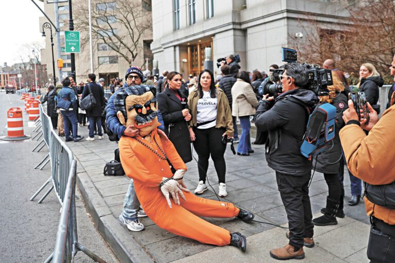 法院外則聚集數百名示威者，反對派人士歡慶「暴君受審」。美聯社