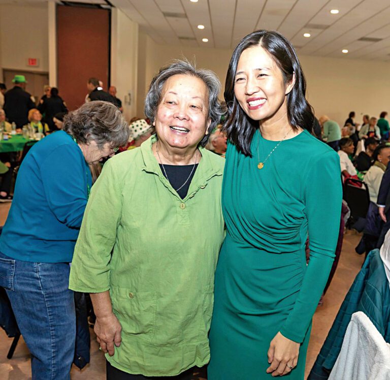 吳市長近日在一個活動中與長者合影。市府提供