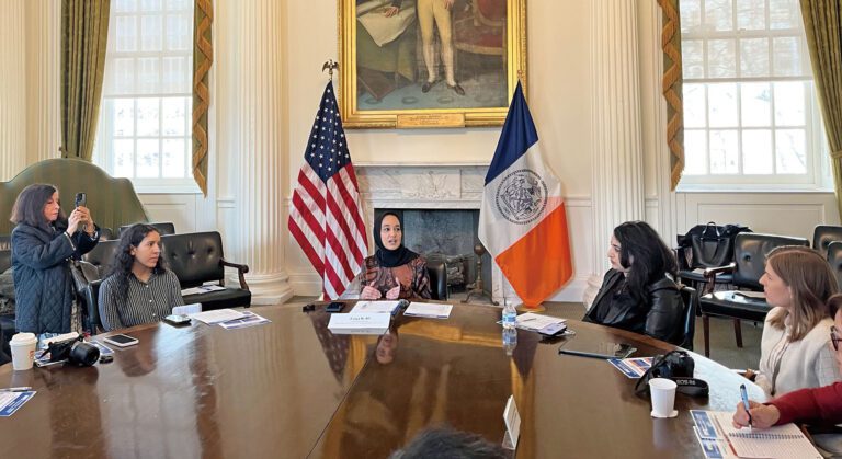 移民辦公室主任阿里在圓桌會上講話。