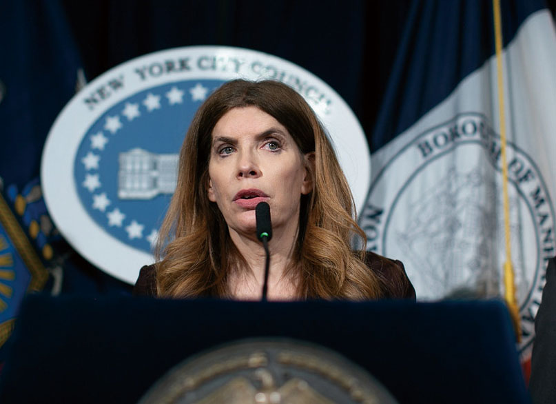 市議長朱曼寧宣佈通過法案。