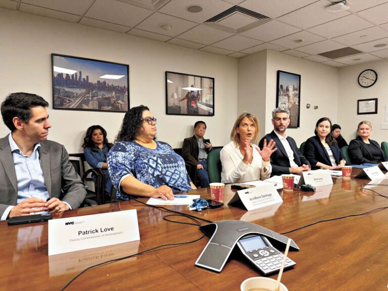 新任紐約市住房保護與發展局（HPD）局長里維(Dina Levy)昨與七位副局長及房屋專職要員展開首次亞裔傳媒圓桌會議。