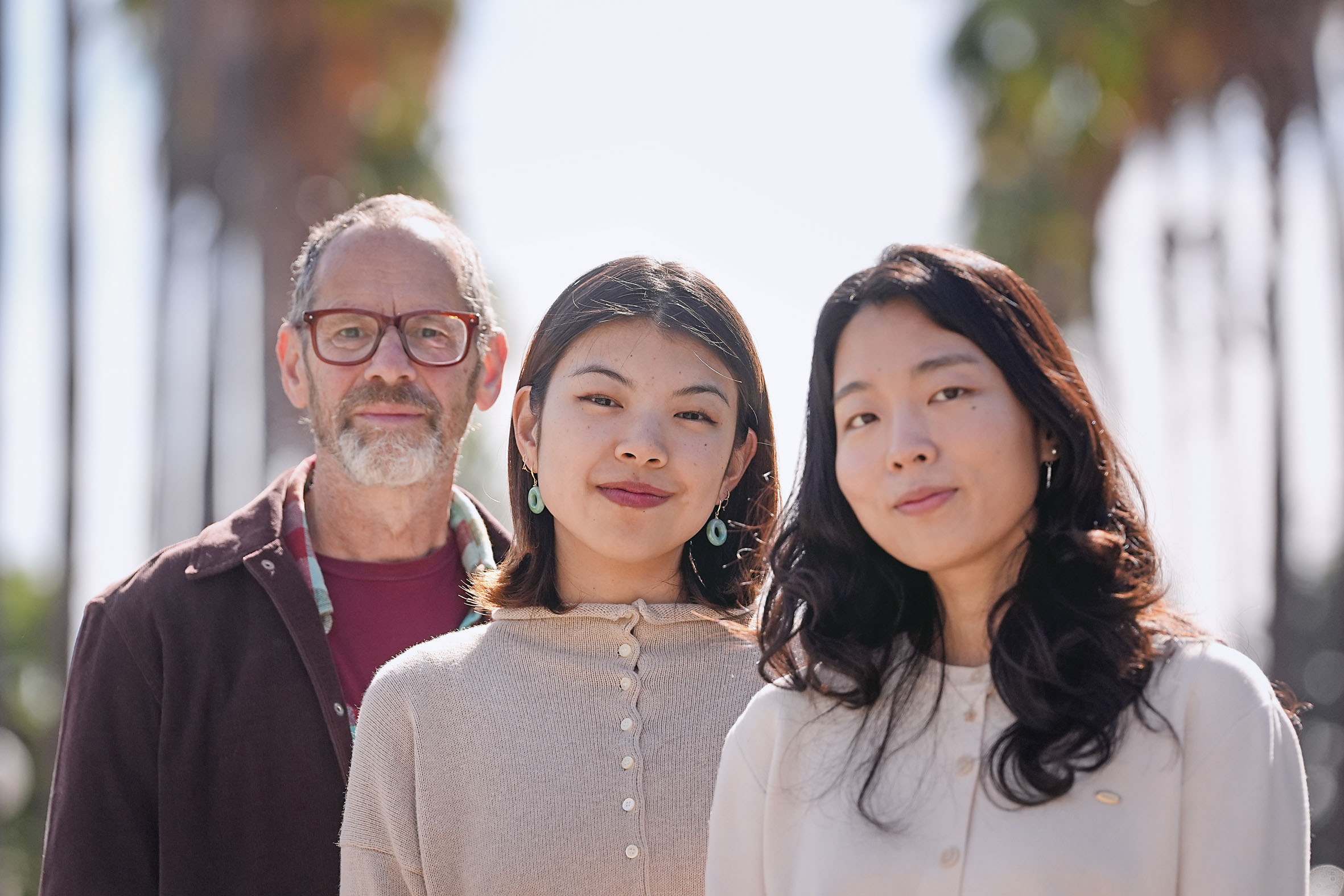 左起:史丹福大學電腦科學與語言學教授Dan Jurafsky、電腦科學博士生Myra Cheng及心理學博士後研究員Cinoo Lee,在史丹福校園合影。美聯社