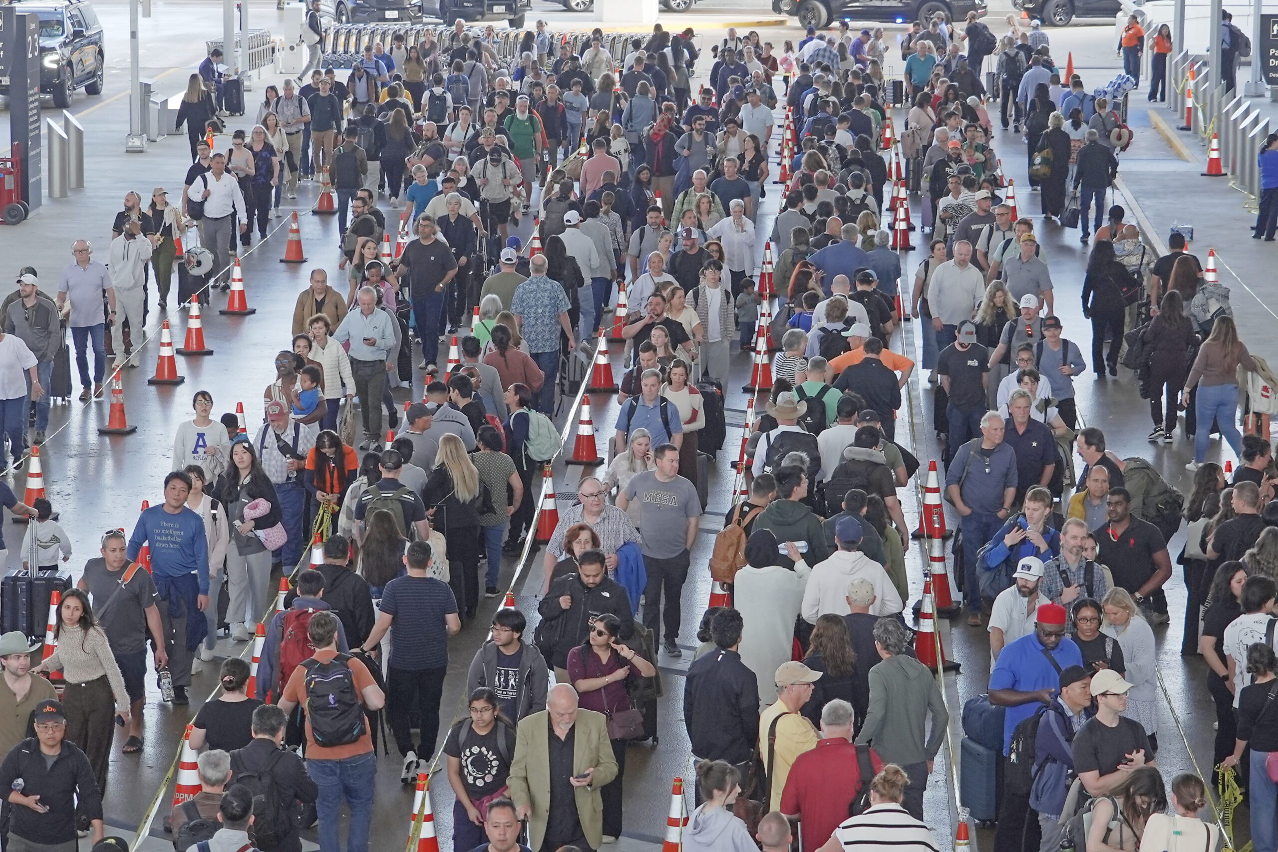 德州休斯頓喬治布殊洲際機場旅客26日在安檢站前排隊等候。美聯社