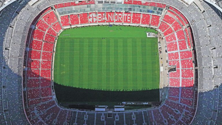 世界盃臨近，多數體育場已準備就緒。路透社