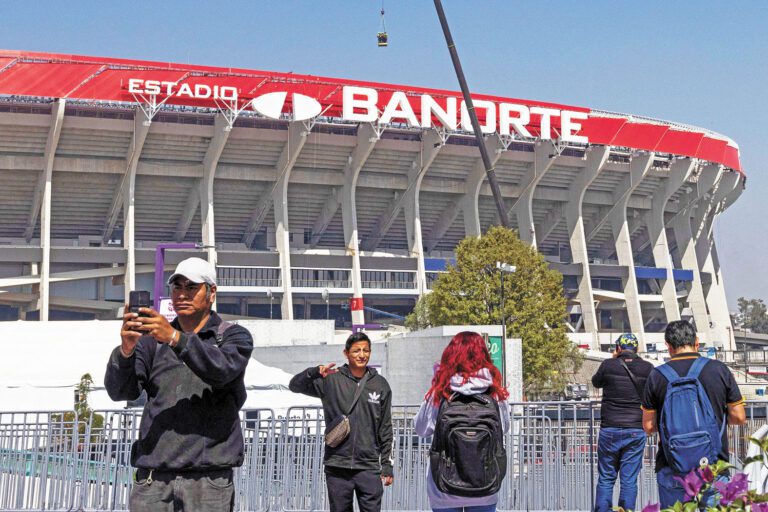 世界盃舉辦地墨西哥的阿茲特克體育場翻修前引來眾球迷拍照。路透社