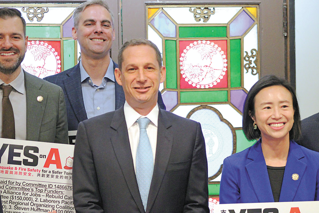 市長羅偉（Daniel Lurie）在記者會上發言，強調A提案對三藩市防災基建的重要性。記者陳程威攝