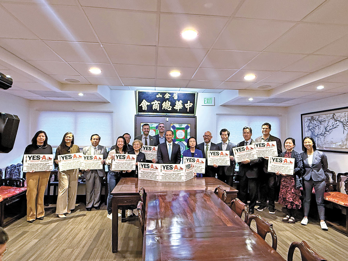 出席記者會的官員、社區領袖及支持者齊聚一堂，共同舉牌支持A提案。記者陳程威攝