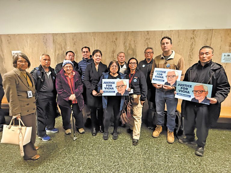 庭審期間，大批亞裔社區民眾到場聲援，與蒙塔努斯並肩而行。本報資料圖/記者陳程威攝