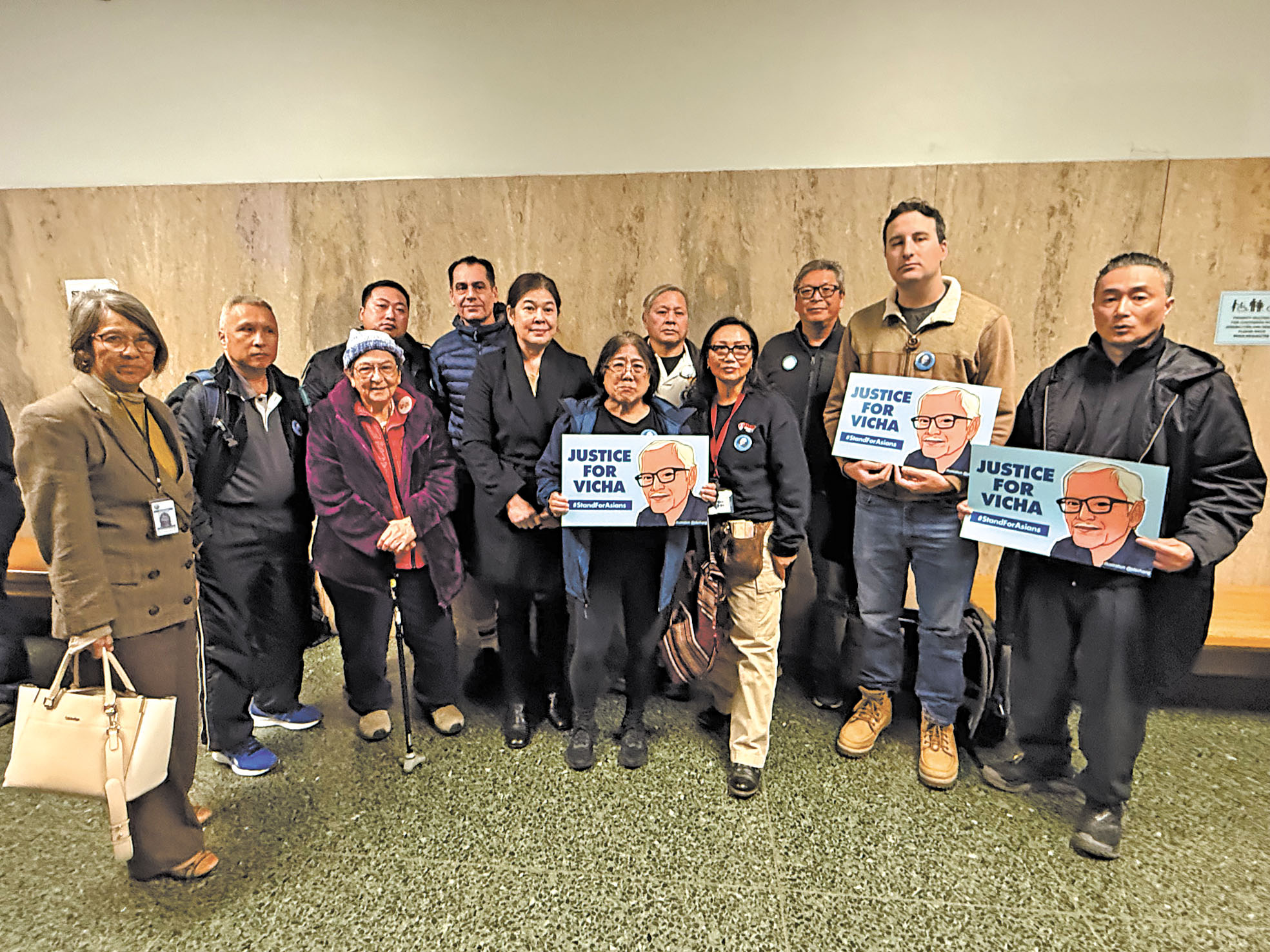 庭審期間,大批亞裔社區民眾到場聲援,與蒙塔努斯並肩而行。本報資料圖/記者陳程威攝