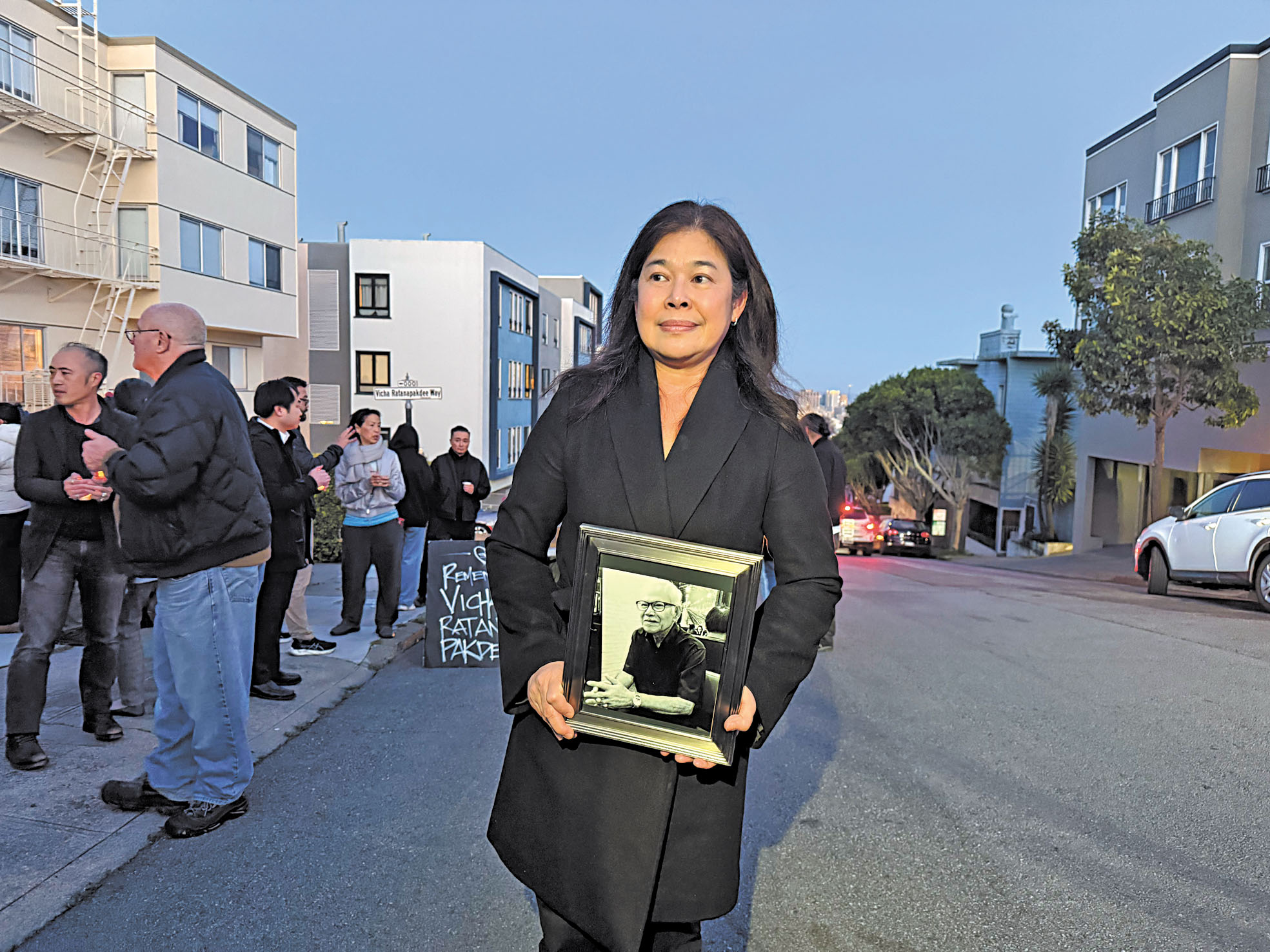 蒙塔努斯手捧父親威差爺爺畫像,神情哀戚。本報資料圖/記者陳程威攝