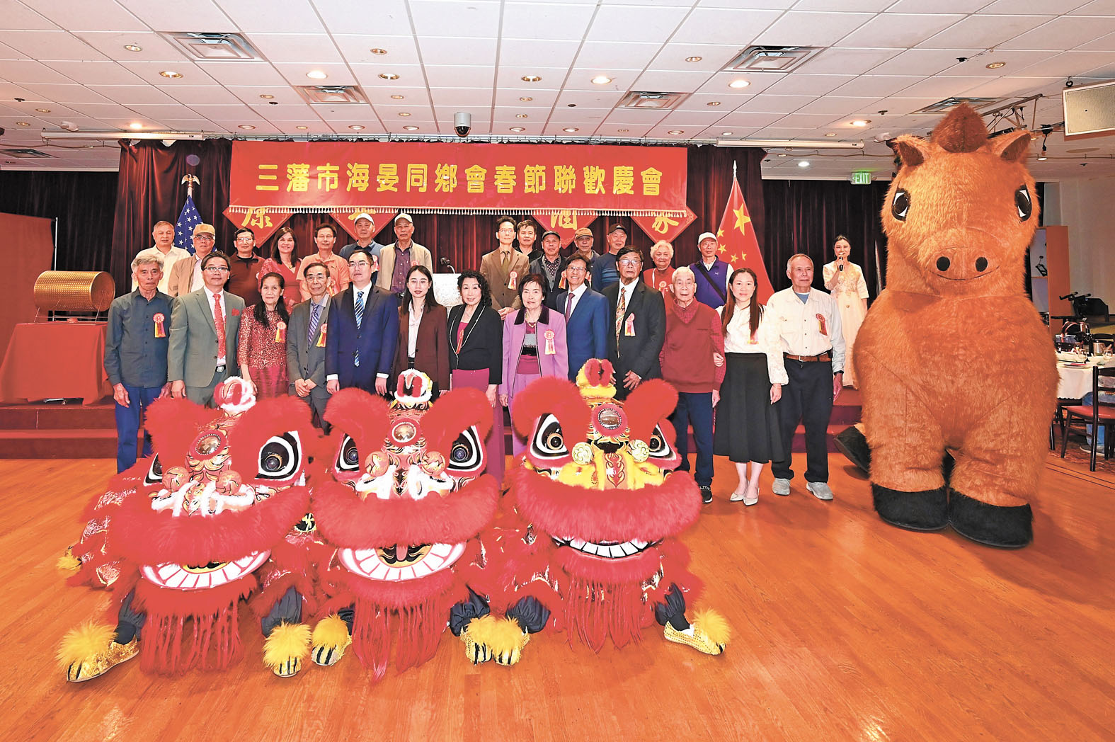 中領館領僑處主任王一鳴、領事姚瑤、海晏同鄉會首長同仁在吉祥醒獅前合影。馬紅兵攝