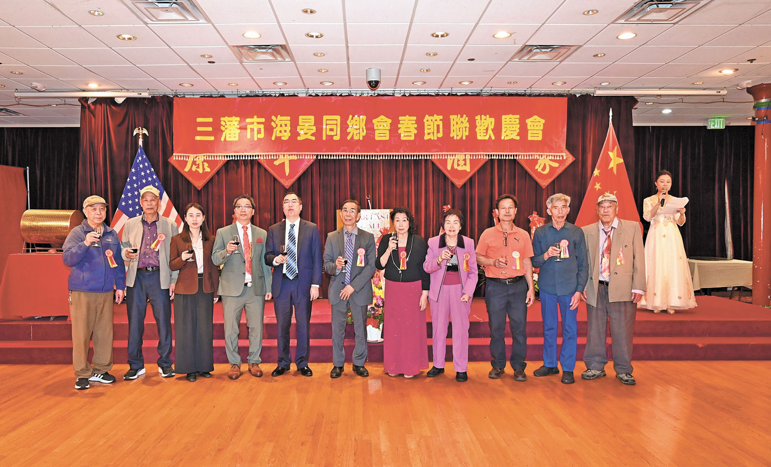 中領館官員、海晏同鄉會首長共同向嘉賓敬酒。馬紅兵攝