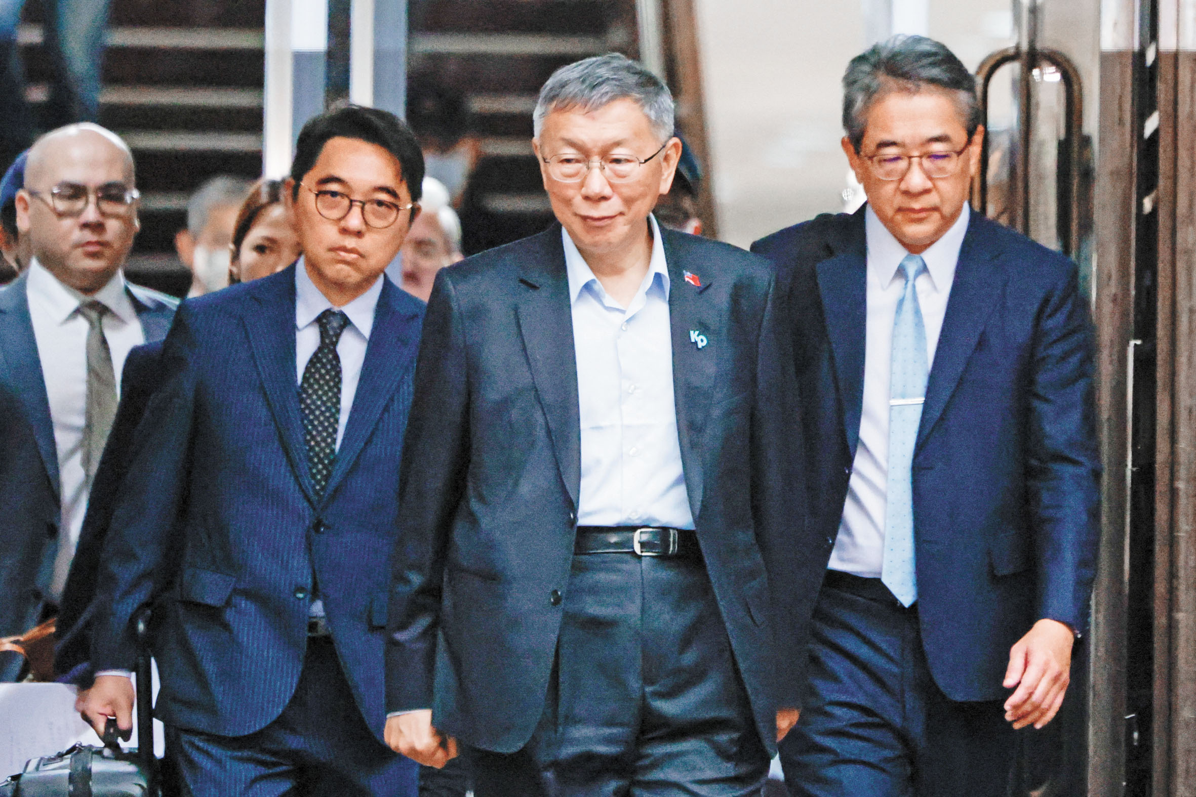 柯文哲在26日下午完成相關司法程序後，在律師等陪同下離開台北地方法院。路透社