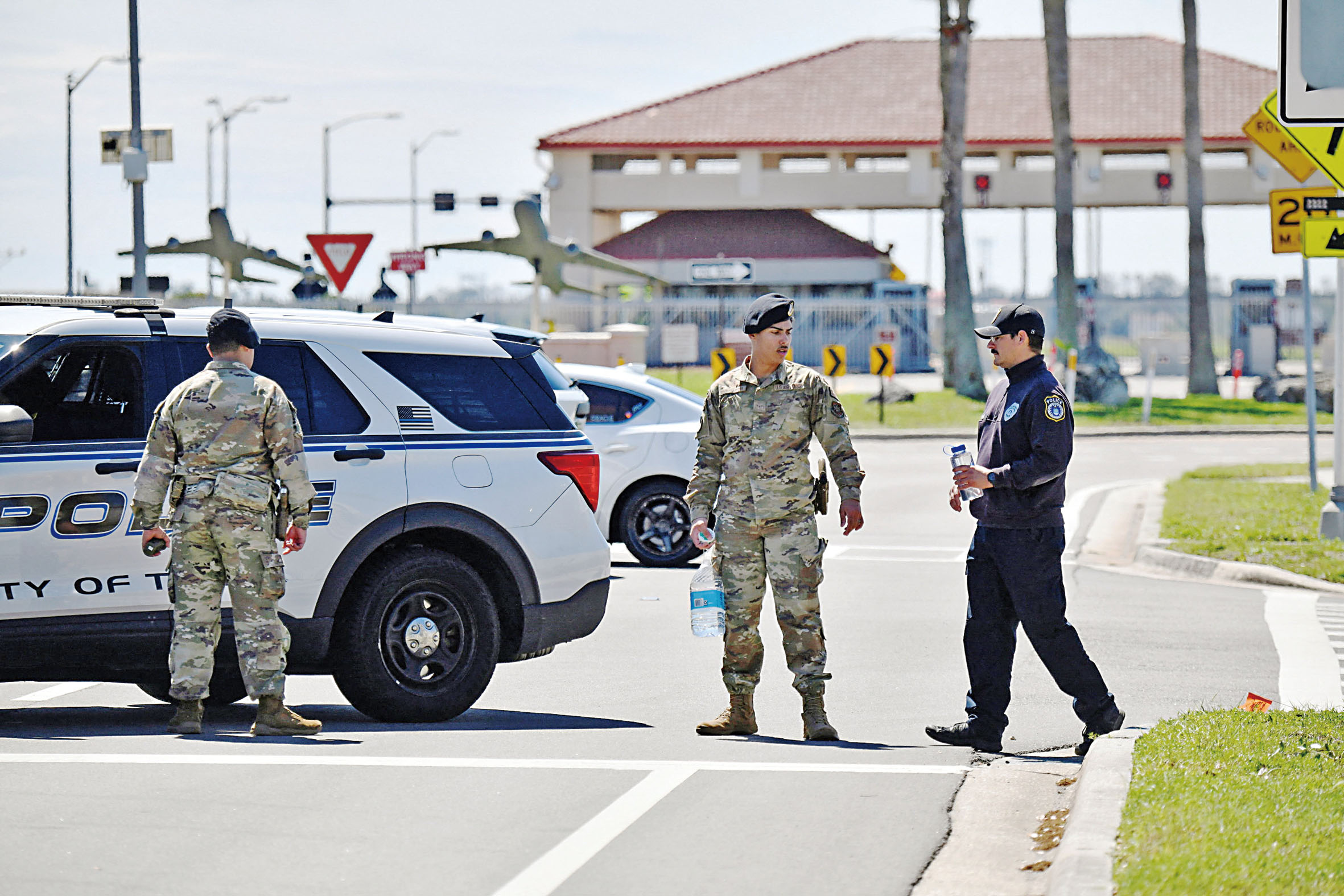 由於受安全威脅,事發後當局命令佛州坦帕麥克迪爾空軍基地人員就地避險,警員和空軍人員封鎖了高速公路沿線的交通。 路透社